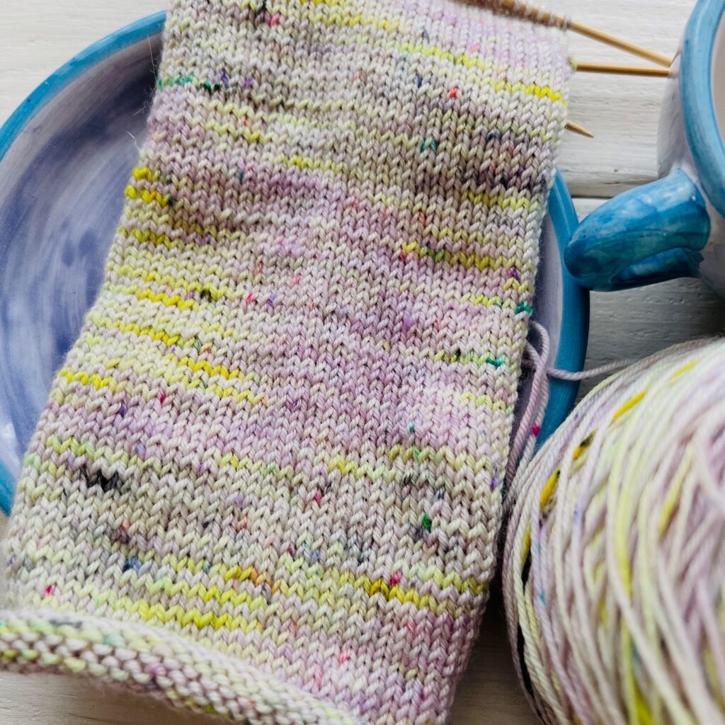 手染め糸による、スペックルが見える編み物の画像