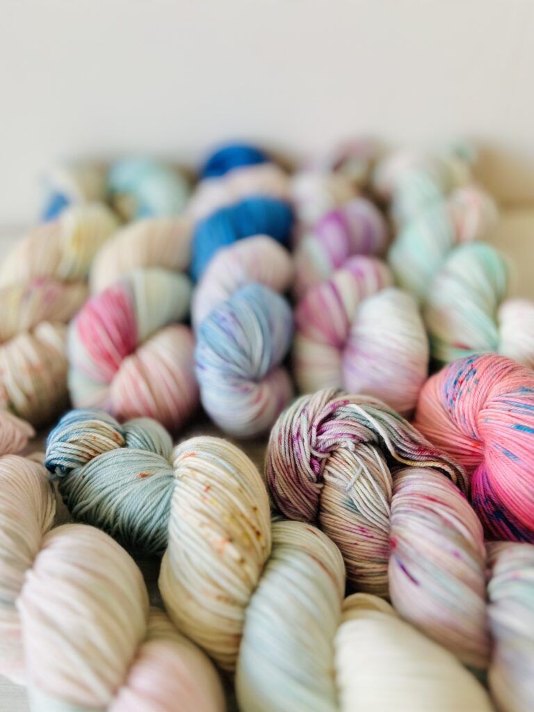 ギリシャの海をイメージした手染め毛糸のかせが並ぶ写真