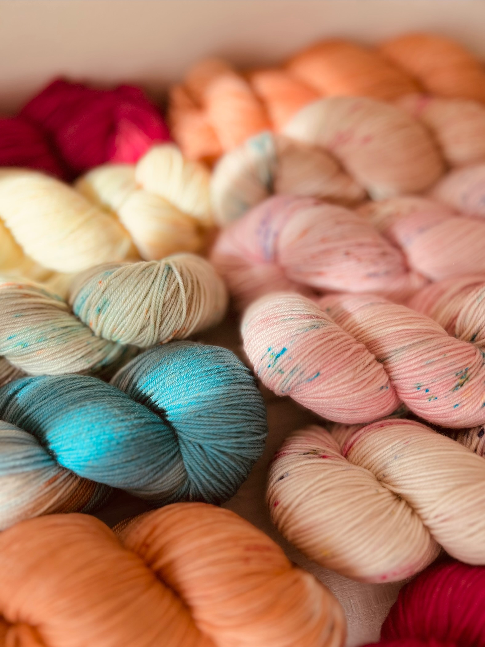 ノスタルジーな色合いの手染め糸のかせの集合