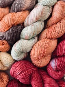 スペックルにフォーカスした手染め毛糸のかせ