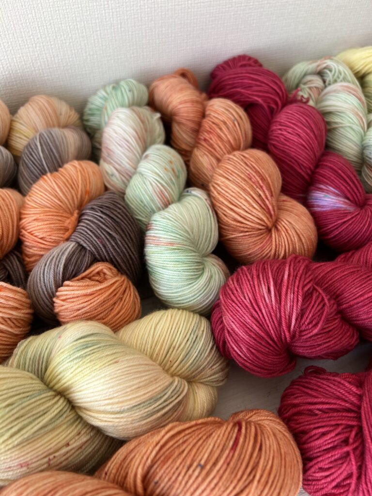 手染め作家によるカラフルな手染め毛糸コレクション