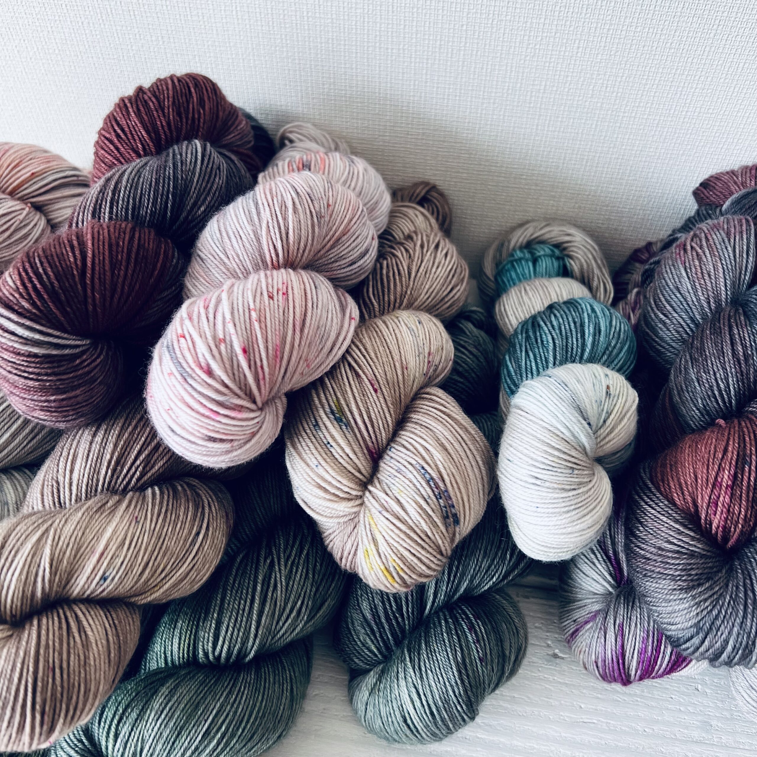 手染め作家によるさまざまなニュアンスグレーの手染め毛糸 Basler Fasnachtコレクション