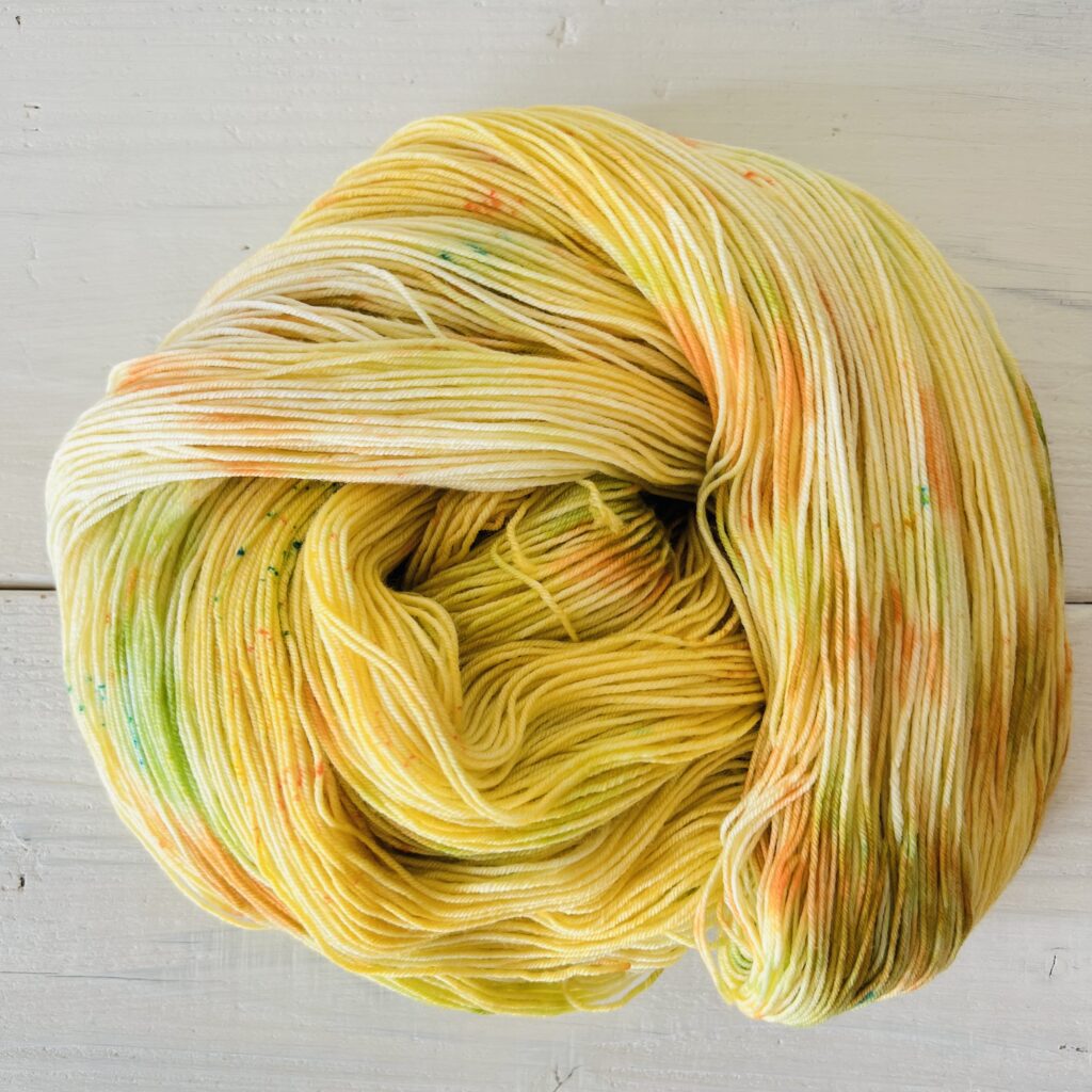 ミモザ色の手染め毛糸のカセをほどいた色の入り方