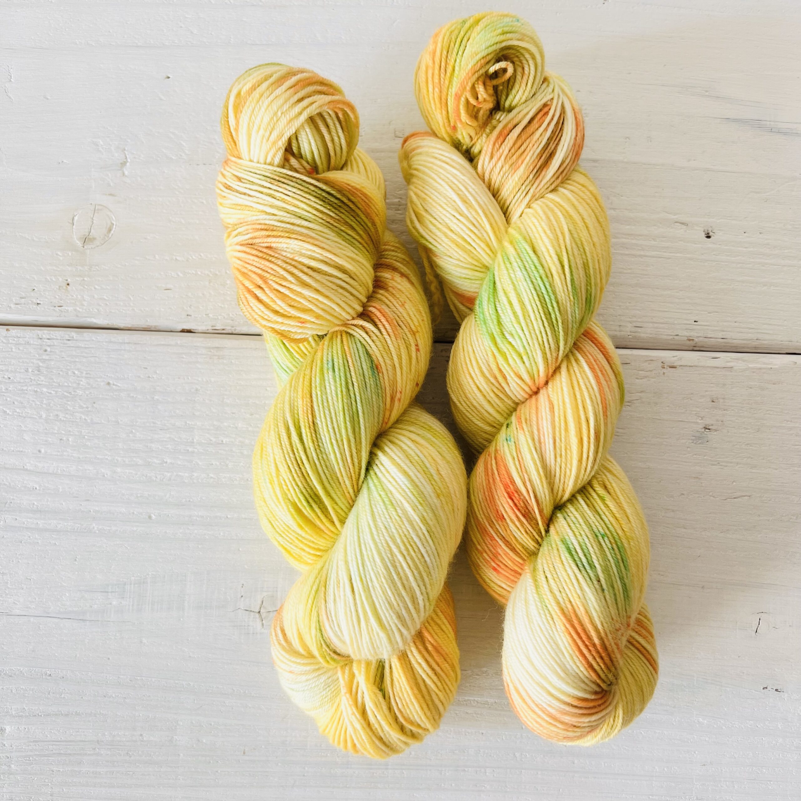 ミモザ色の手染め毛糸のカセ全体