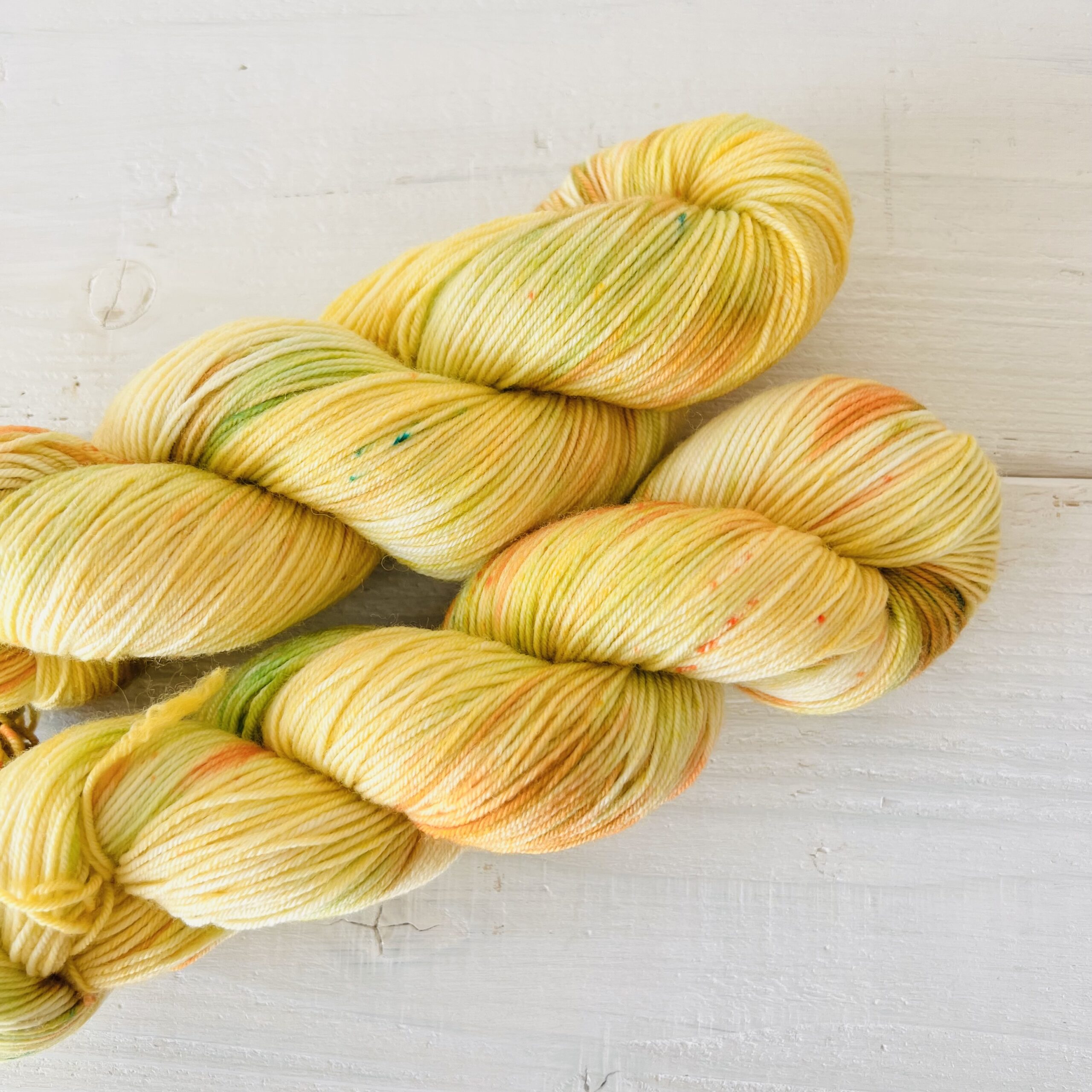 ミモザ色の手染め毛糸のスペックルが見えるアップ