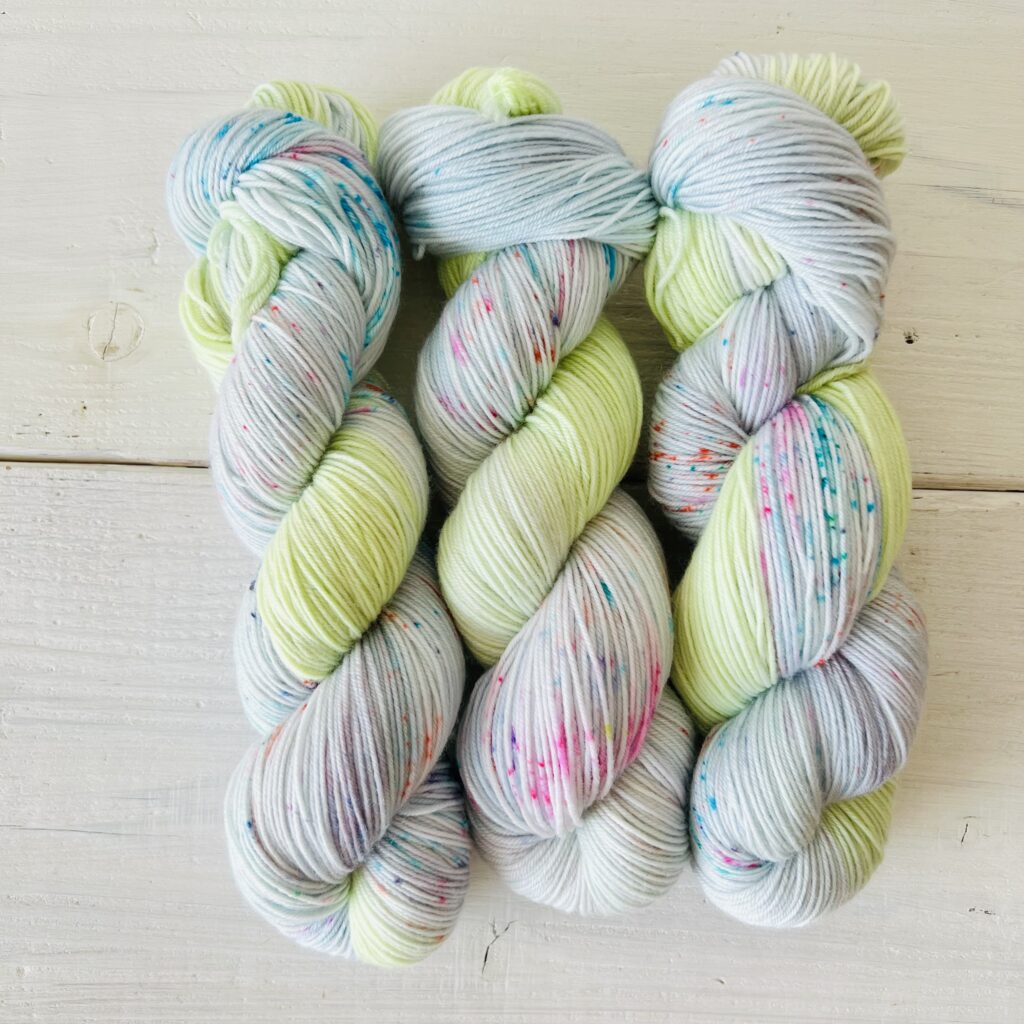 空色の手染め毛糸のカセ全体