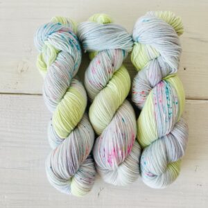 空色の手染め毛糸のカセ全体