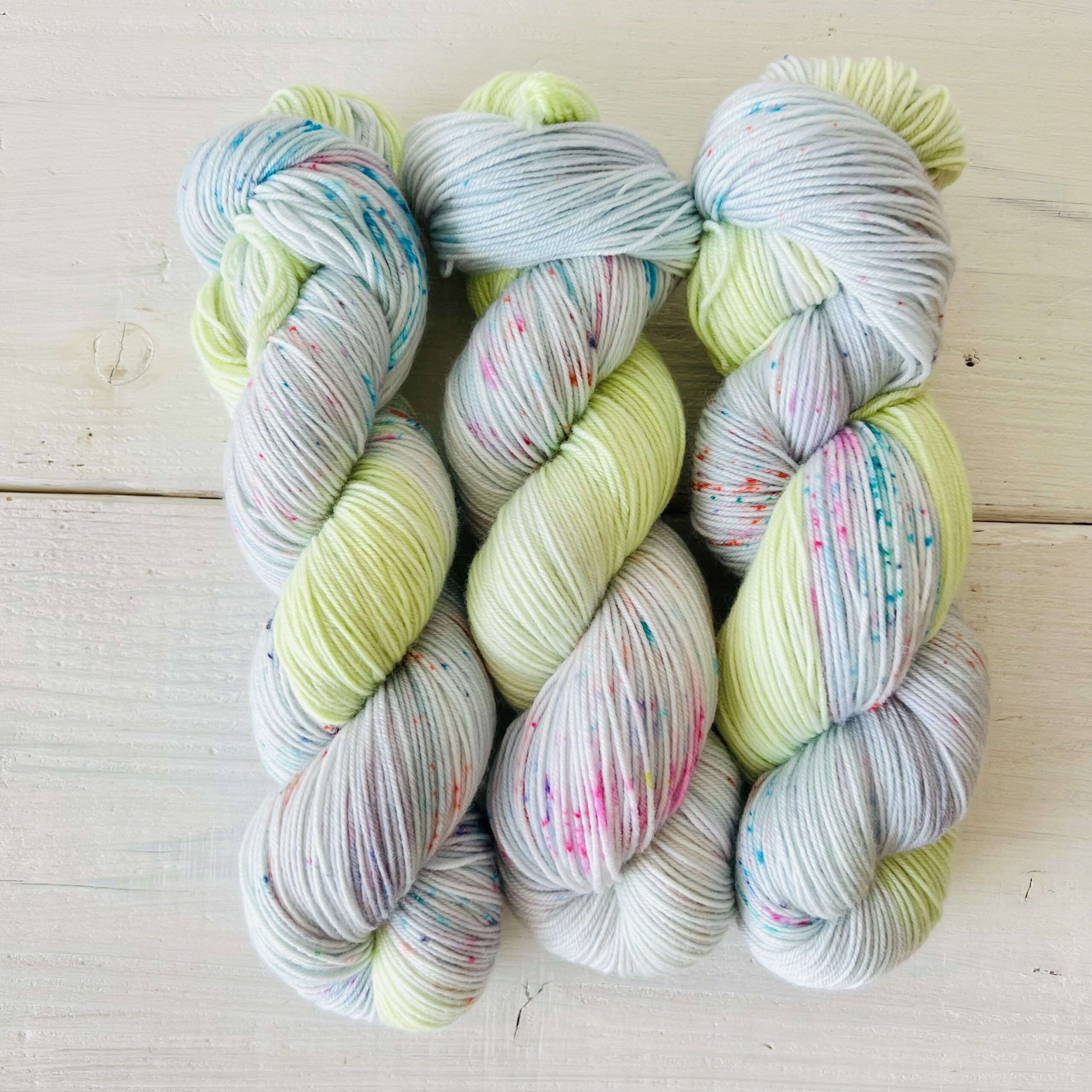 空色の手染め毛糸のカセ全体