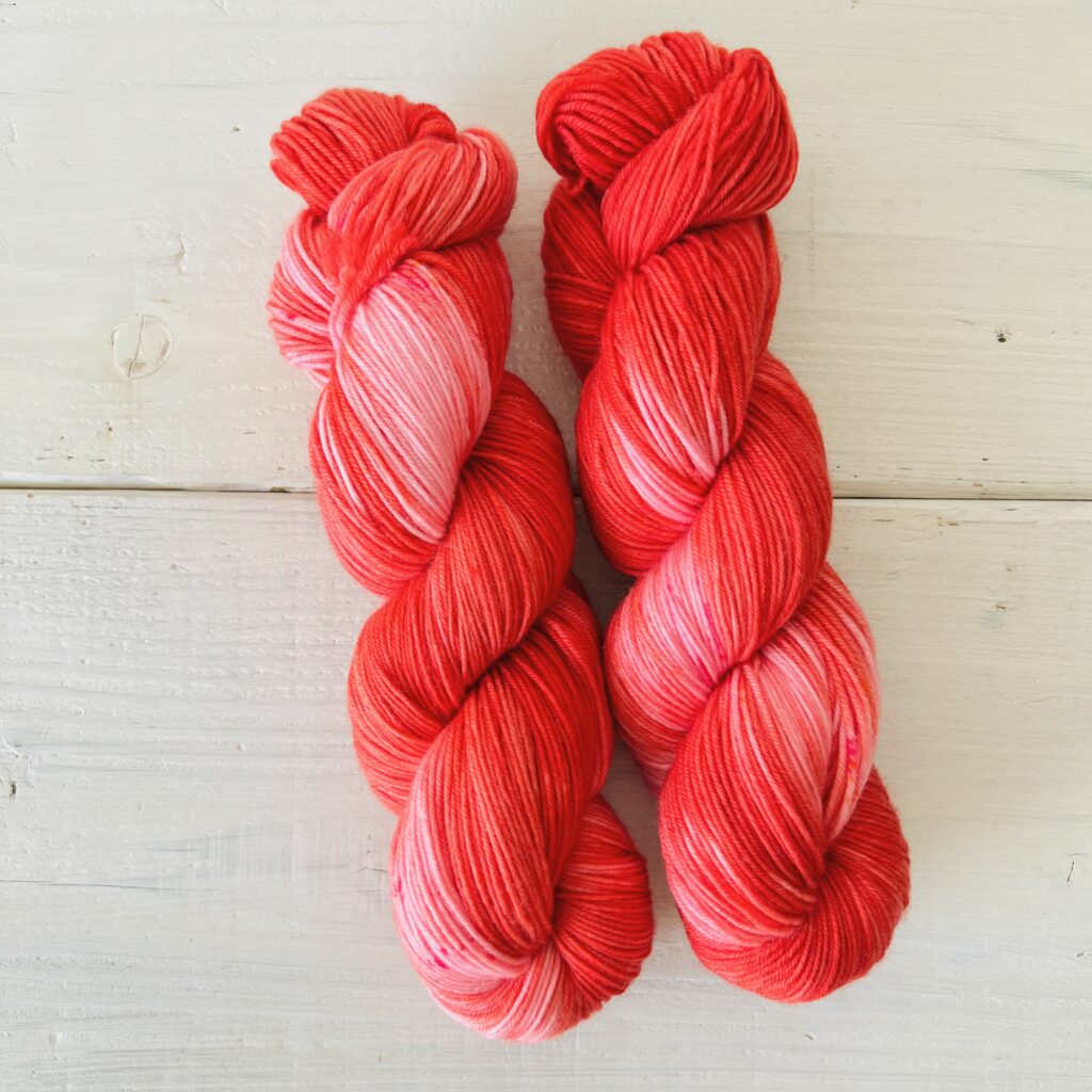 赤とピンクの手染め毛糸のカセ全体