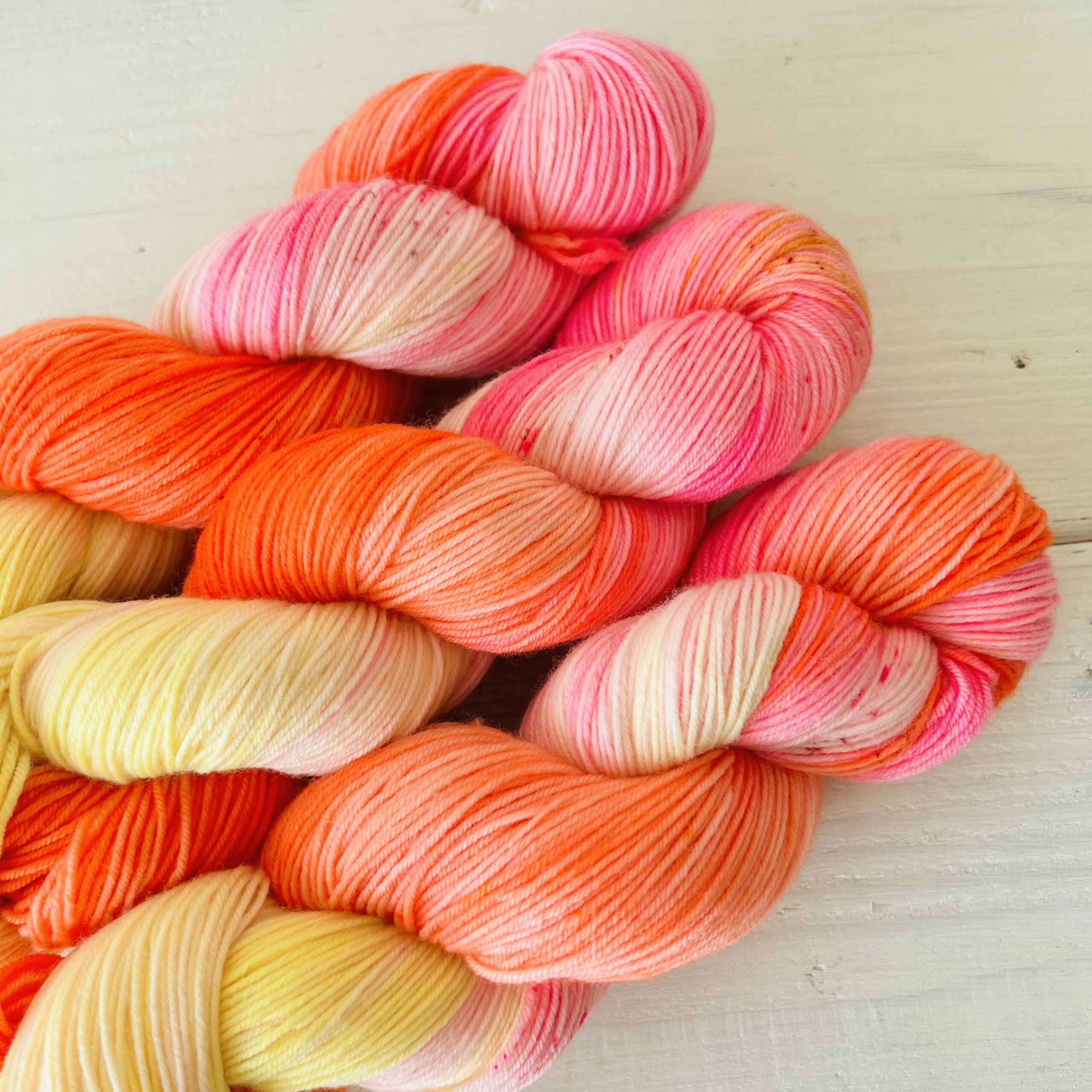 キャンディカラー手染め毛糸のスペックルやグラデーションが見えるアップ