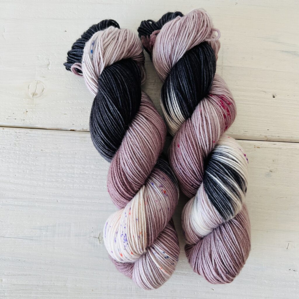 グレーとくすみパープルの手染め毛糸のカセ全体