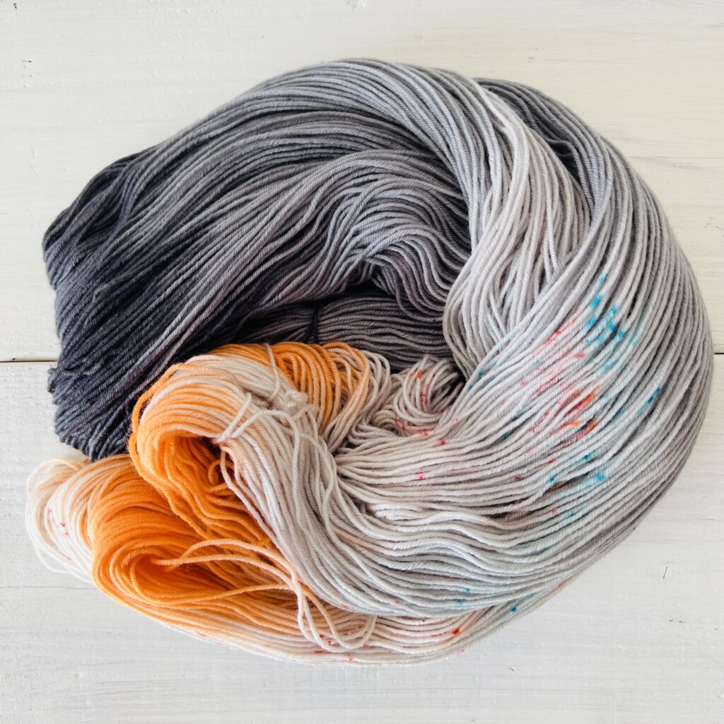 グレーオレンジの手染め毛糸のカセをほどいた色の入り方