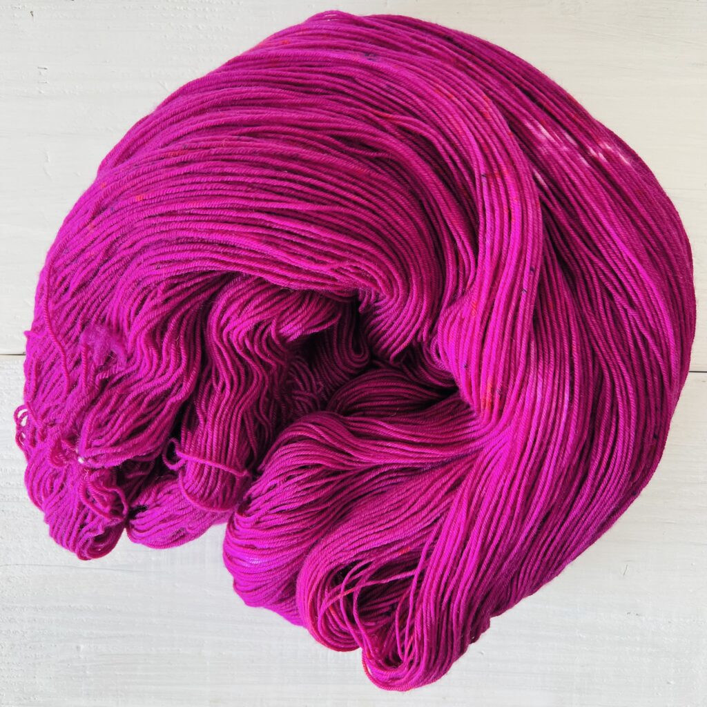 ピンクパープルの手染め毛糸のカセをほどいた色の入り方