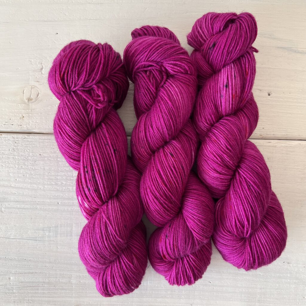 ピンクパープルの手染め毛糸のカセ全体