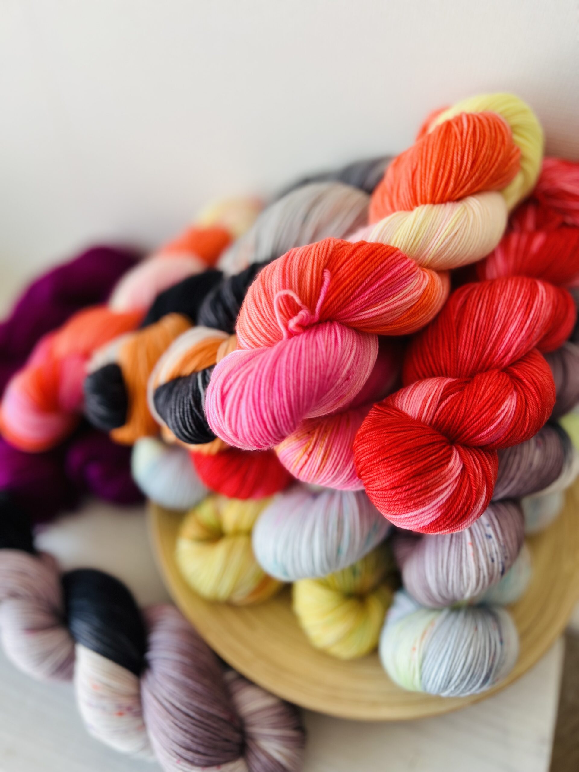 バーゼルのカーニバルをテーマにしたカラフルな手染め毛糸