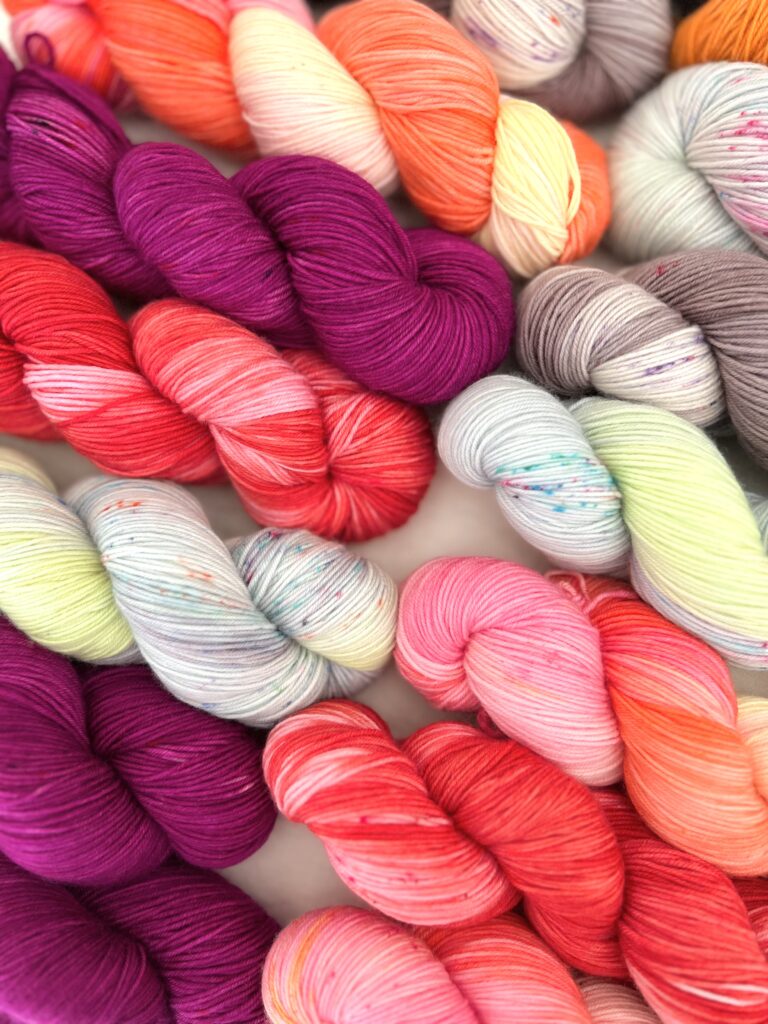 スペックルにフォーカスした手染め毛糸のかせ