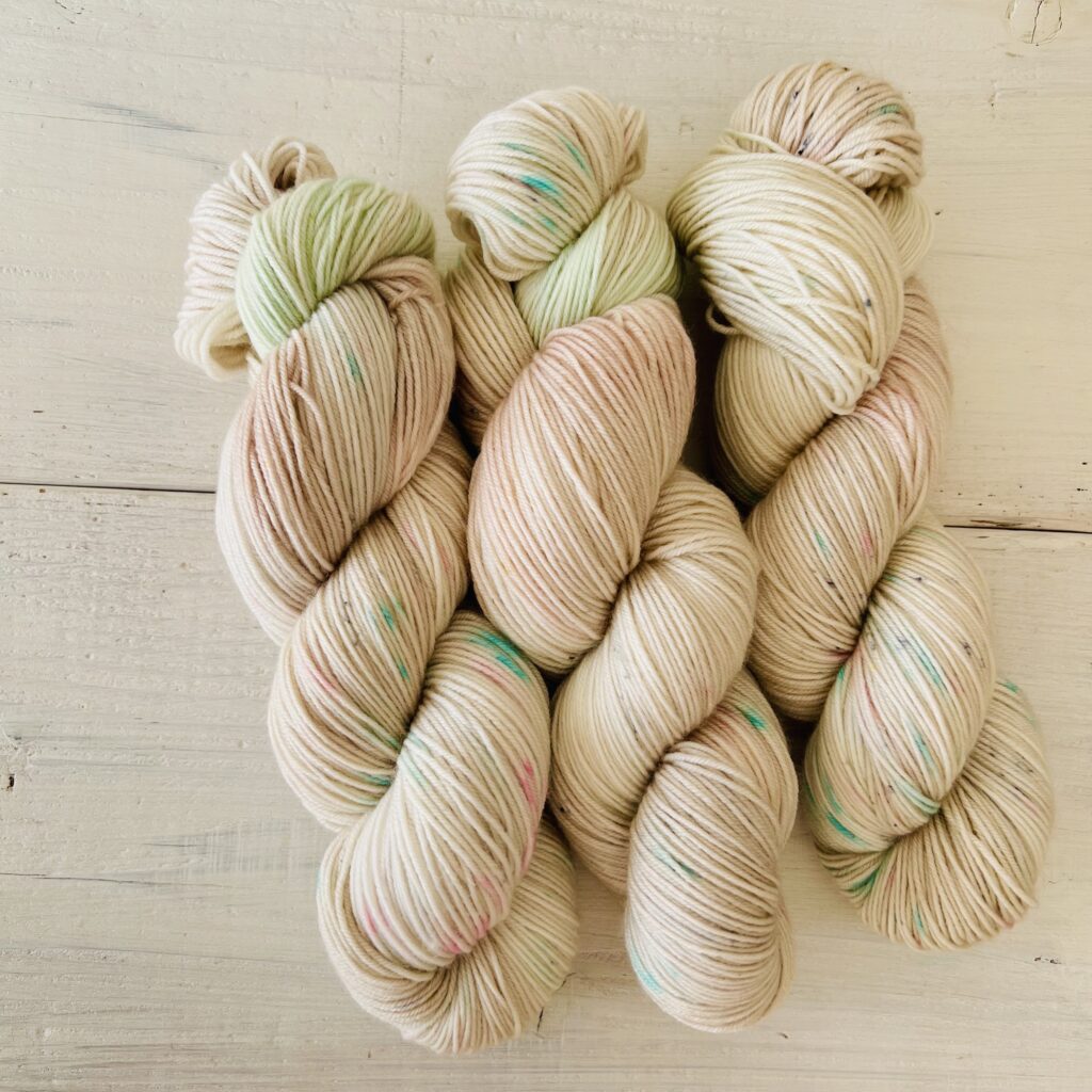 白ベースのパステルカラーの手染め毛糸のカセ全体
