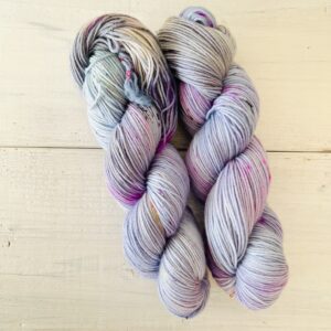 ラベンダーカラーの手染め毛糸のカセ全体