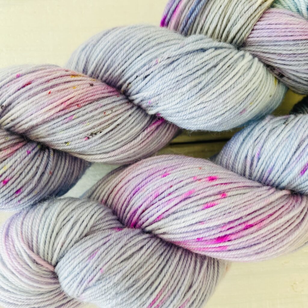 ブルーグレーカラー手染め毛糸のスペックルやグラデーションが見えるアップ