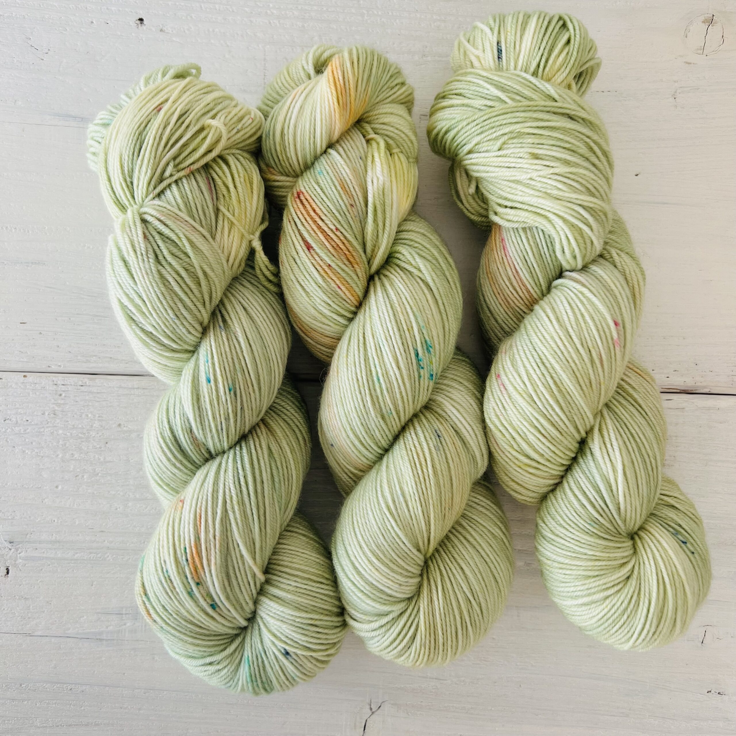 草むらグリーンの手染め糸カセ全体