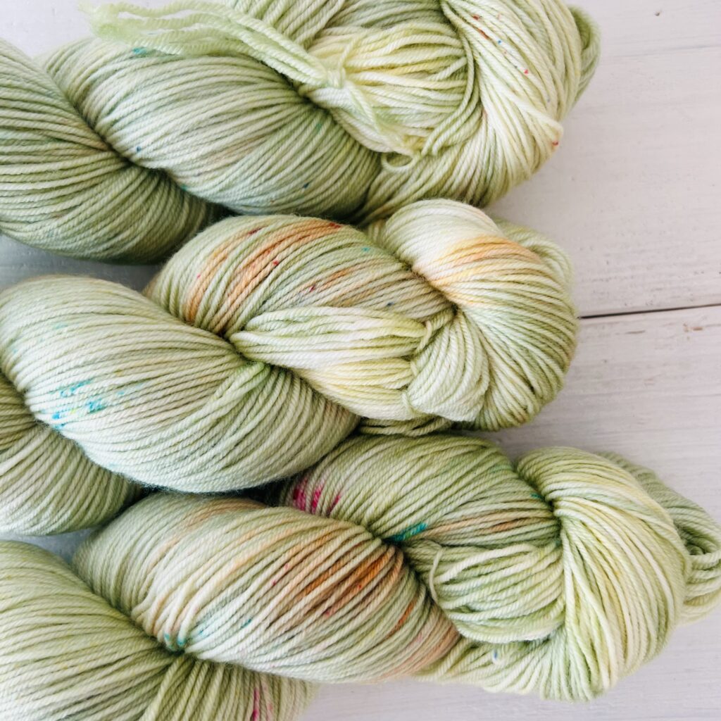 パステルグリーンの手染め毛糸のスペックルやグラデーションが見えるアップ