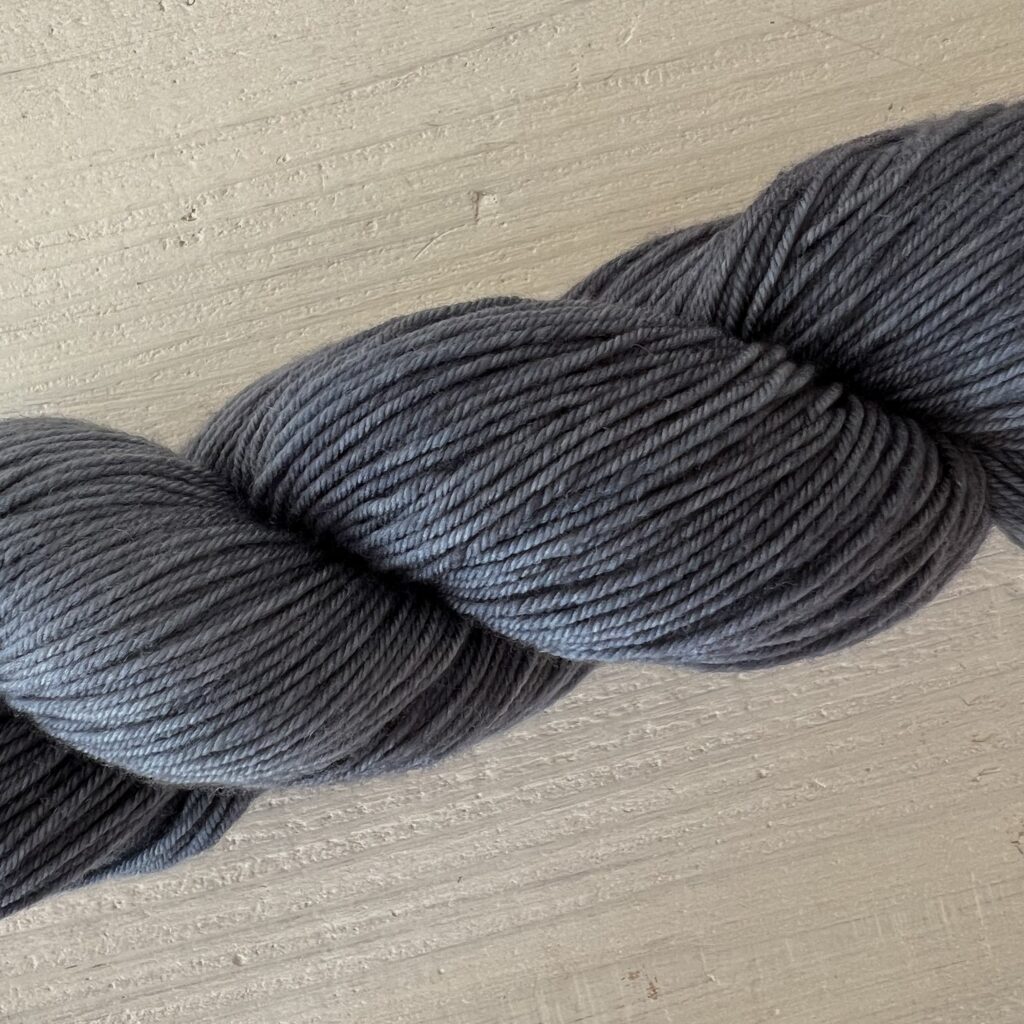 グレーネイビーの手染め毛糸のアップ