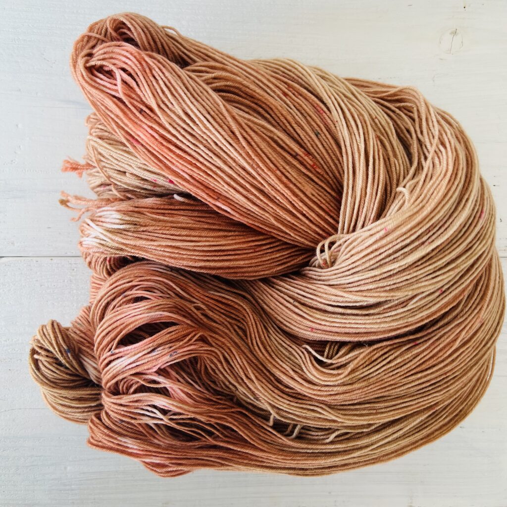 ブラウンオレンジグラデーションの手染め毛糸のカセをほどいた色の入り方