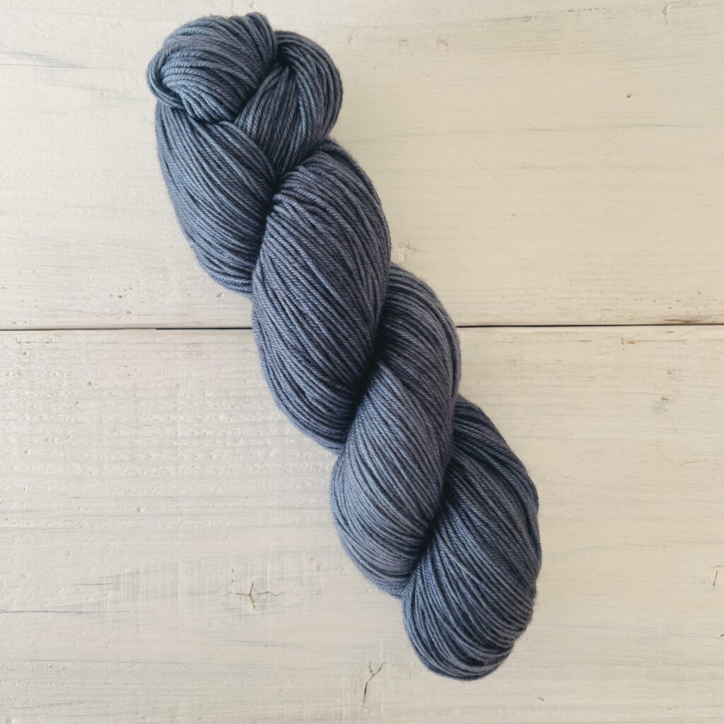 灰ネイビーの手染め毛糸のカセ全体