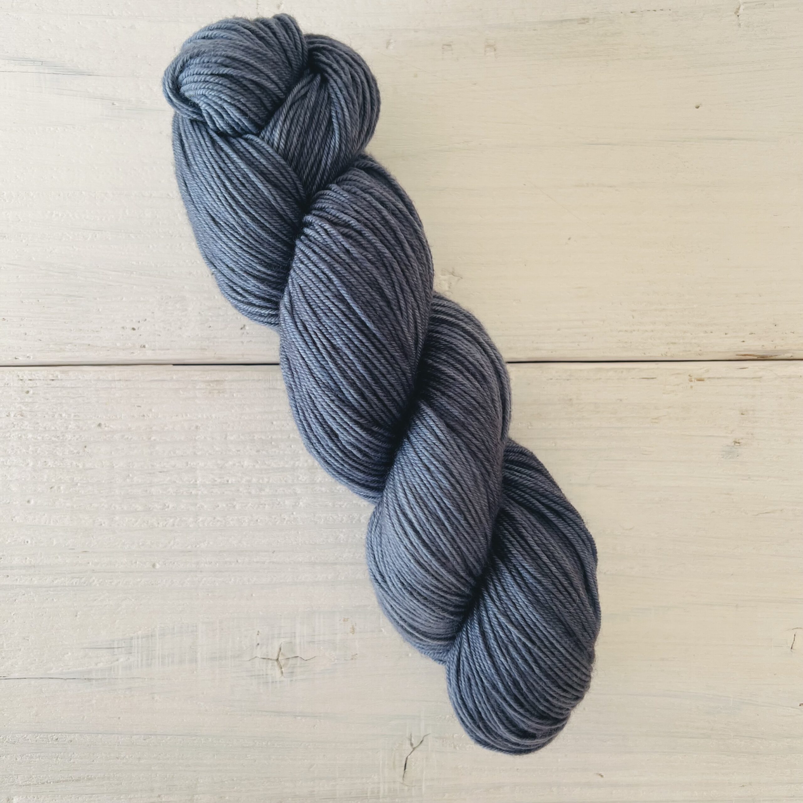 灰ネイビーの手染め毛糸のカセ全体