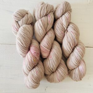 pink beigeの手染め毛糸のカセ全体