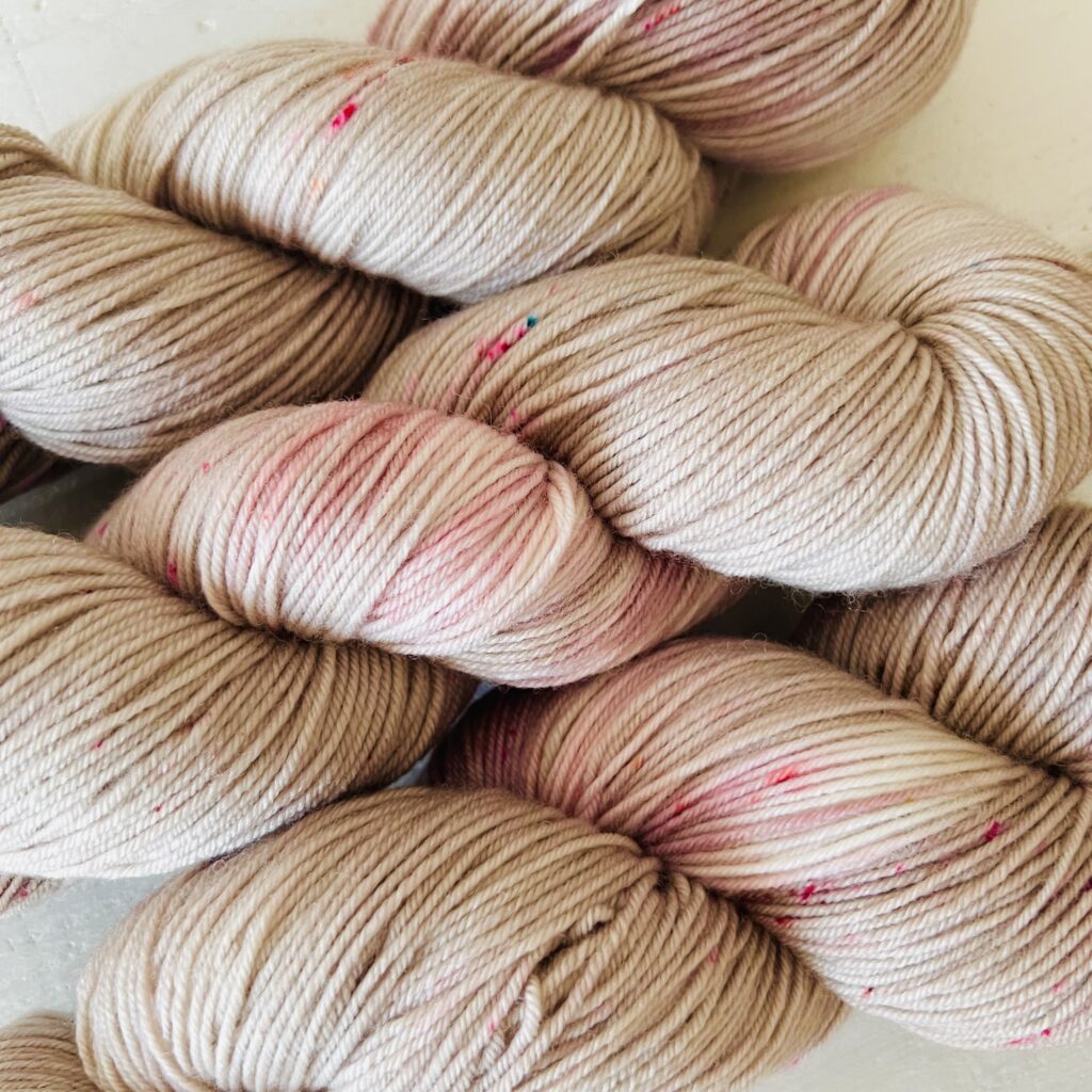 グレージュ手染め毛糸のスペックルやグラデーションが見えるアップ