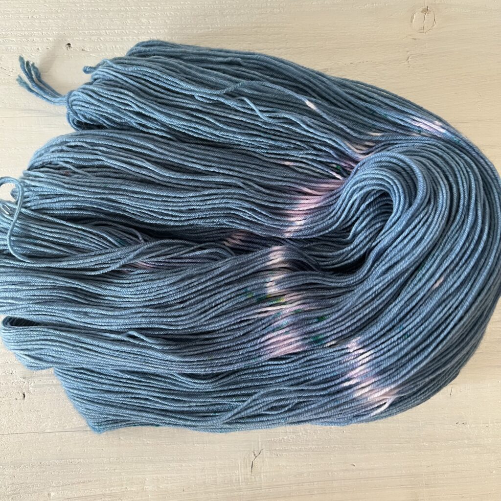 イエローネイビーの手染め毛糸のカセをほどいた色の入り方