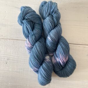 ネイビーカラーの手染め毛糸のカセ全体