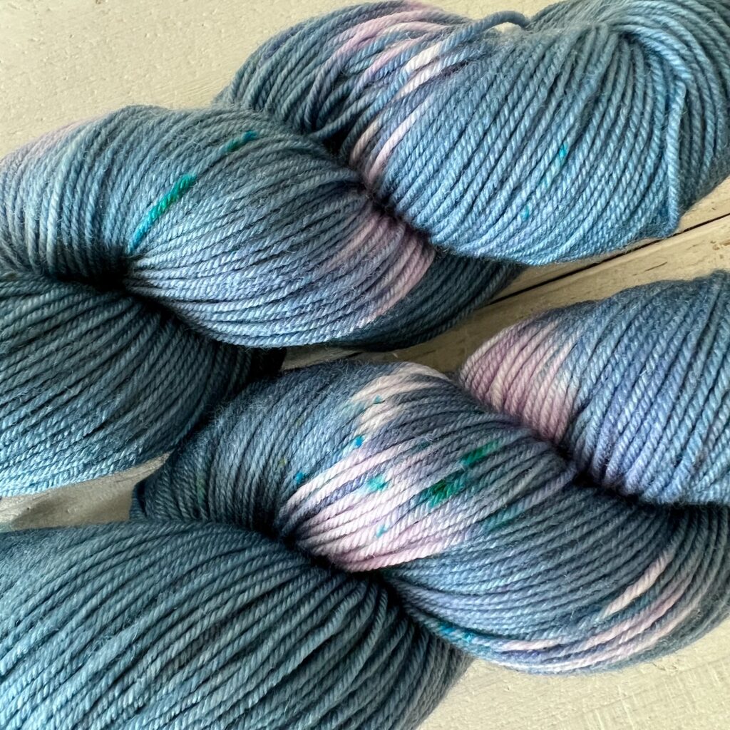 やわらかい群青色の手染め毛糸のスペックルやグラデーションが見えるアップ