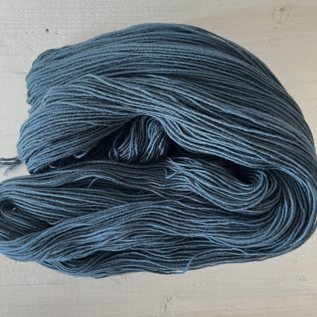 深いネイビー手染め毛糸のカセをほどいた色の入り方