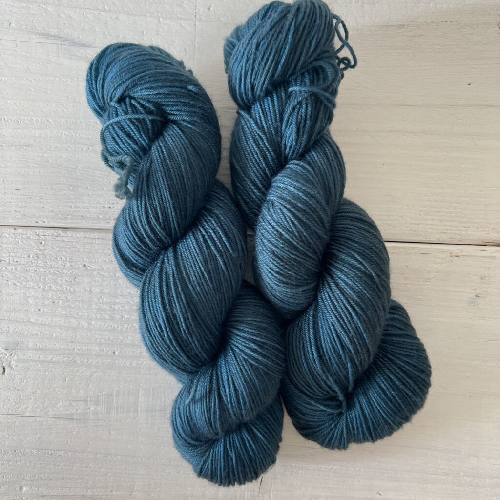 緑がかった紺色の手染め毛糸のカセ全体