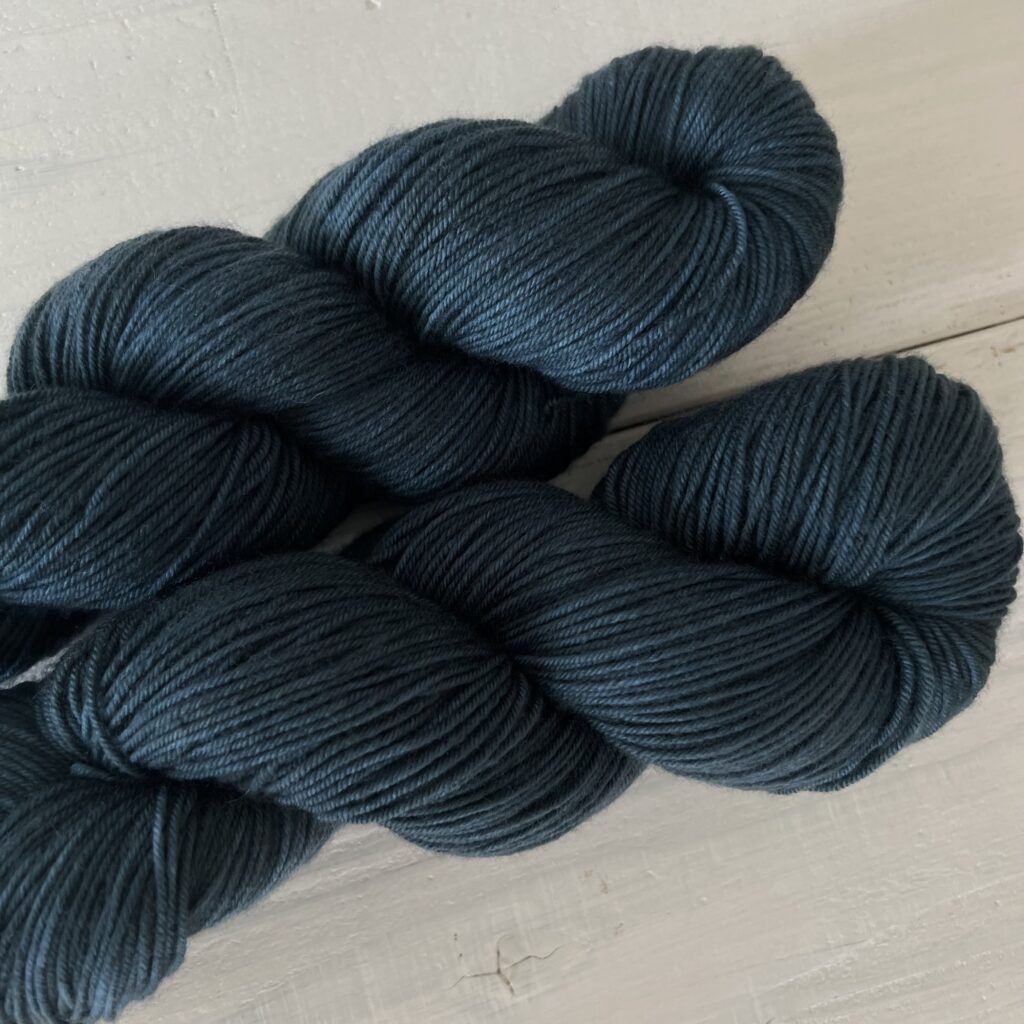 ブルーグリーンネイビー手染め毛糸のオーバーレイが見えるアップ