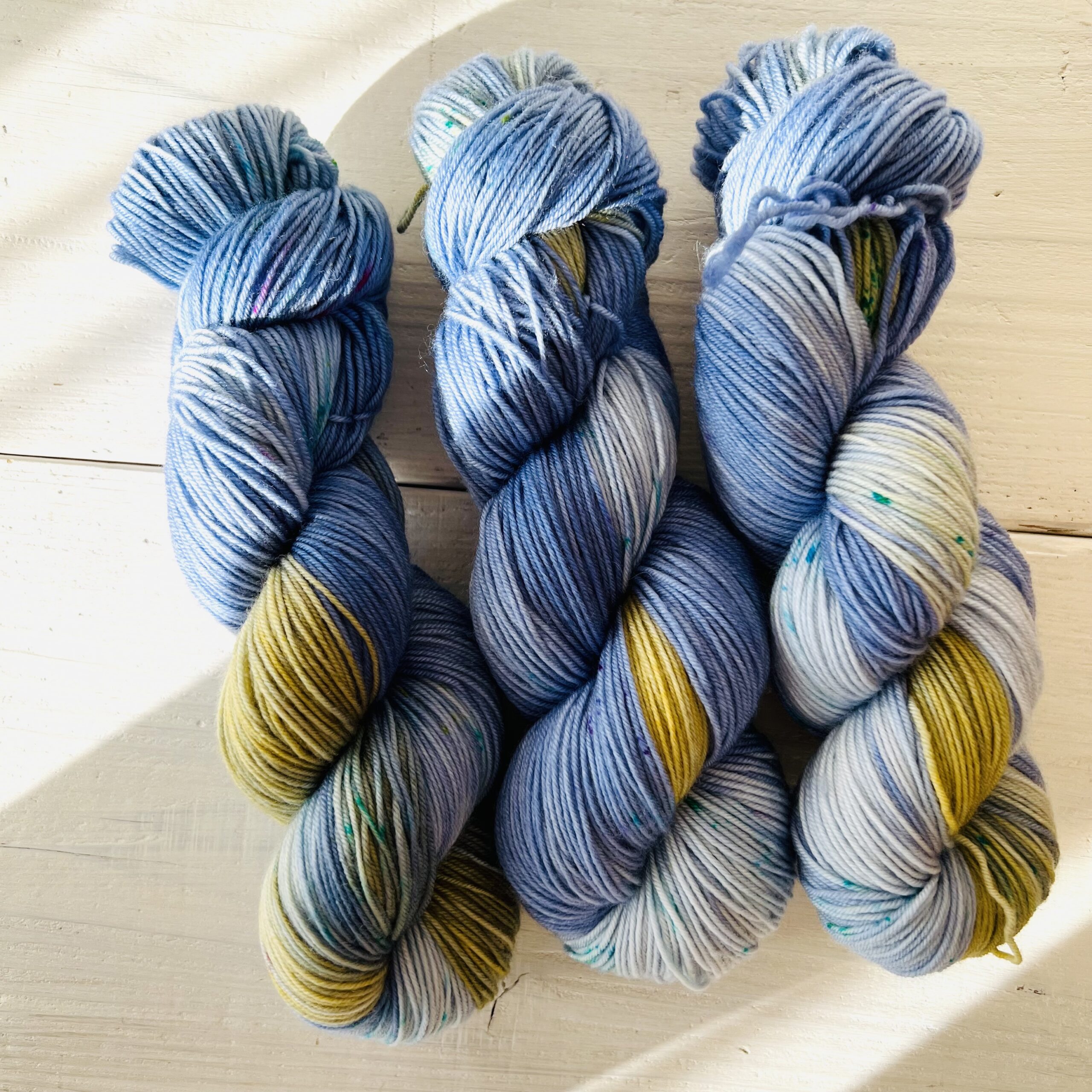 ブルーベリーカラーの手染め毛糸のカセ全体