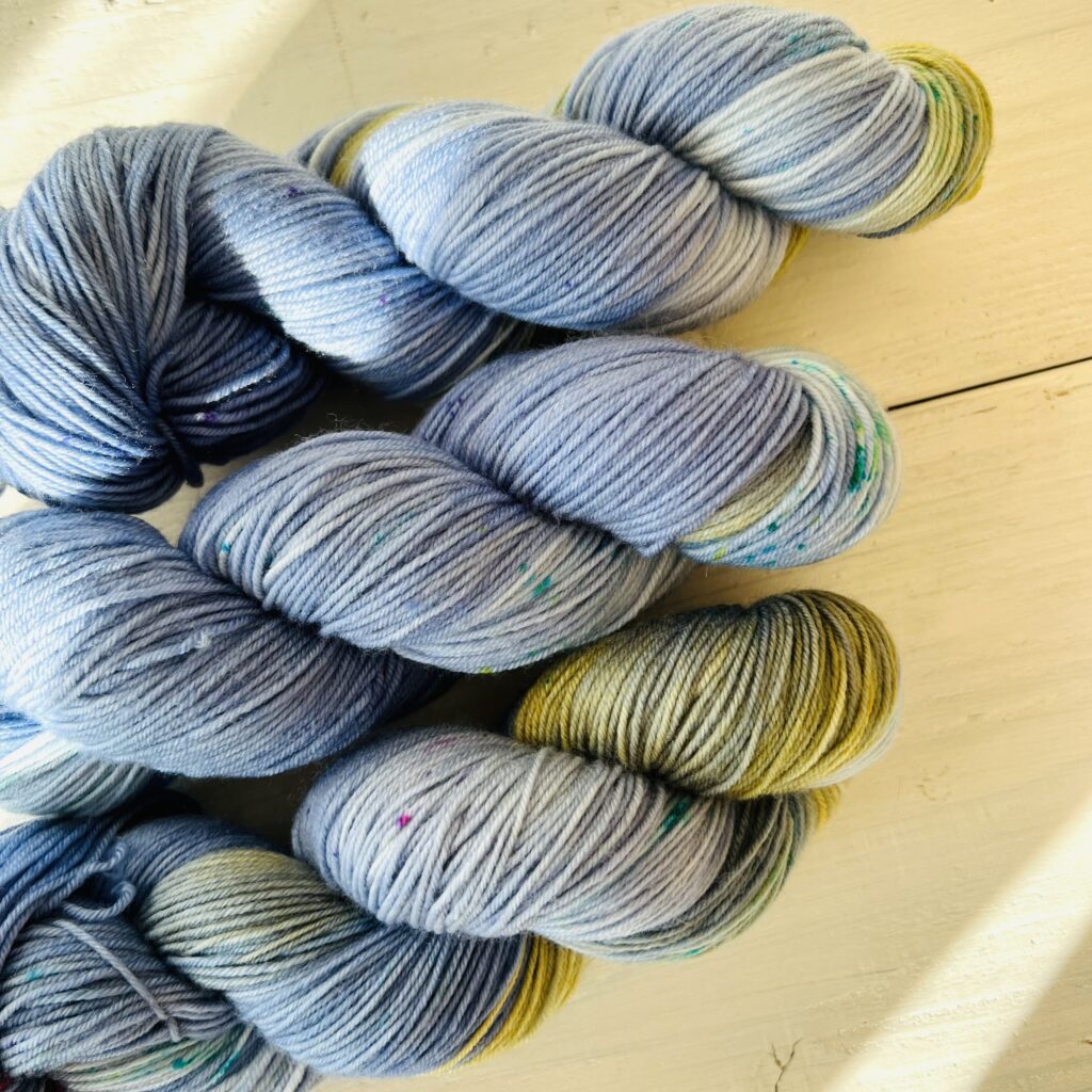 手染め毛糸のスペックルやグラデーションが見えるアップ