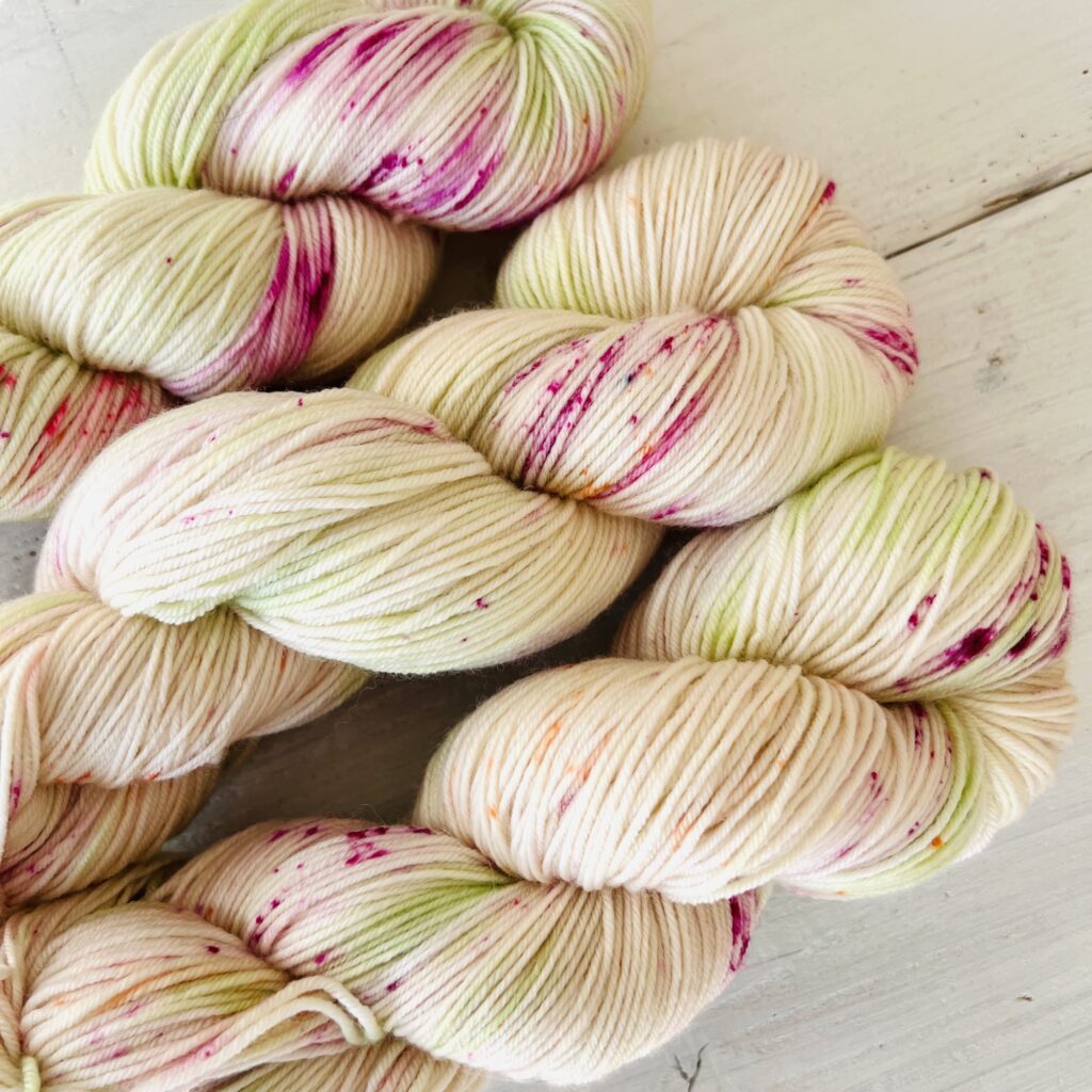 キャンディカラー手染め毛糸のスペックルやグラデーションが見えるアップ