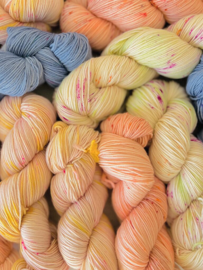 スペックルにフォーカスした手染め毛糸のかせ