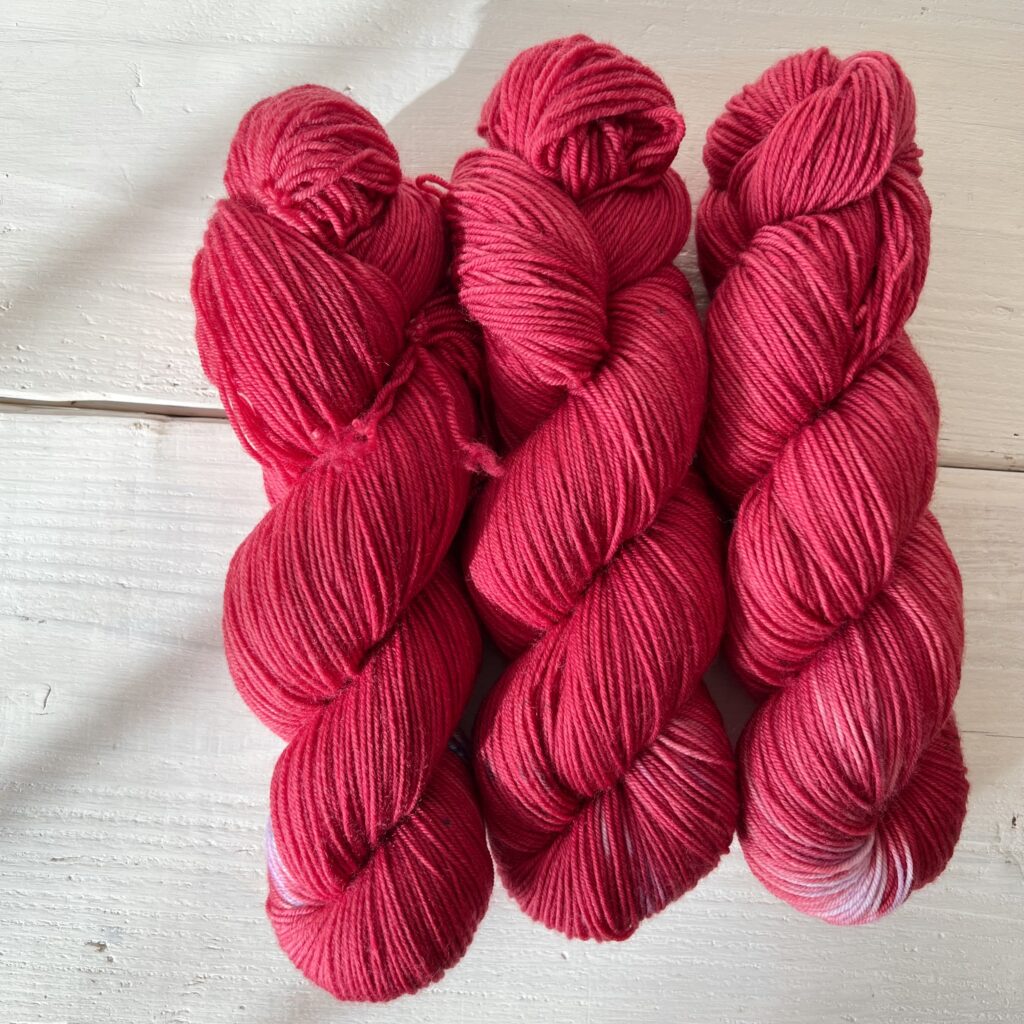 少しスパイスの効いた深紅の手染め毛糸のカセ全体