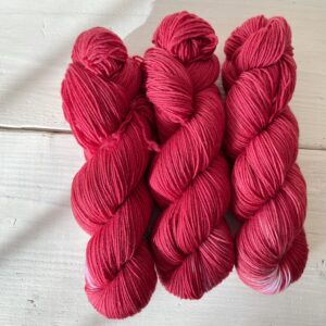 少しスパイスの効いた深紅の手染め毛糸のカセ全体