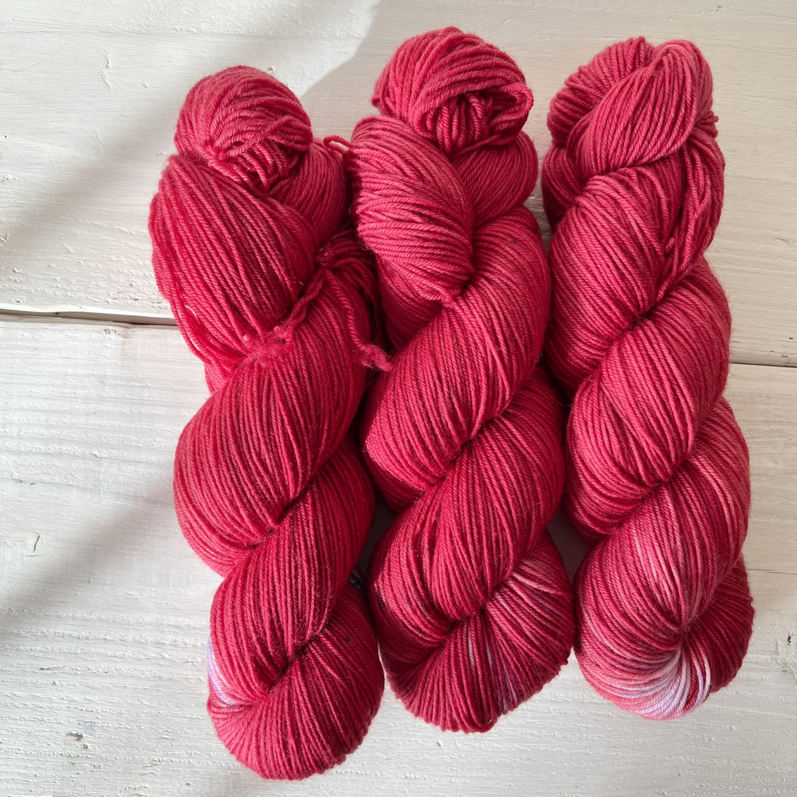 少しスパイスの効いた深紅の手染め毛糸のカセ全体