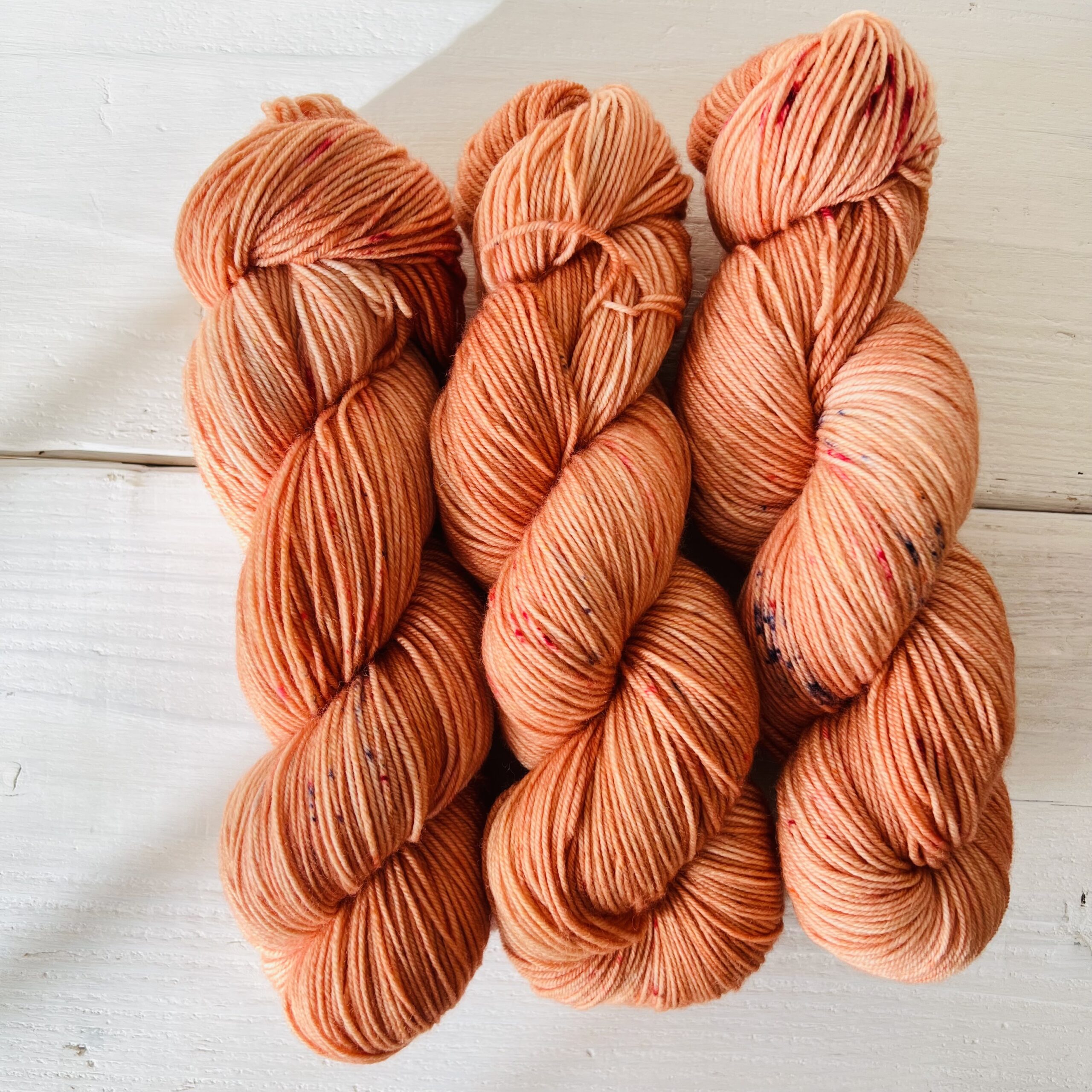 テラコッタオレンジの手染め毛糸のカセ全体
