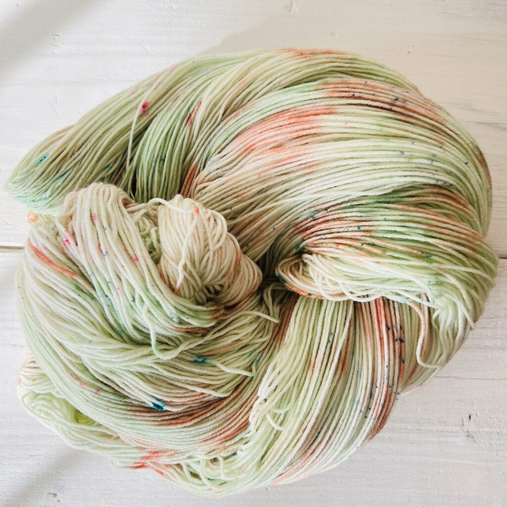 ライトグリーンやオレンジグラデーションの手染め毛糸のカセをほどいた色の入り方