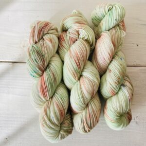 くすみグリーンの手染め毛糸のカセ全体