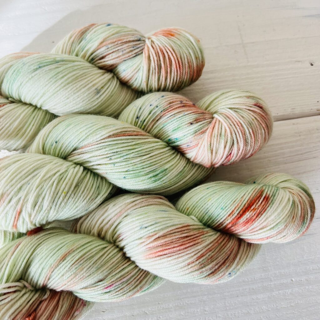 ムラ染めグリーン手染め毛糸のスペックルやグラデーションが見えるアップ