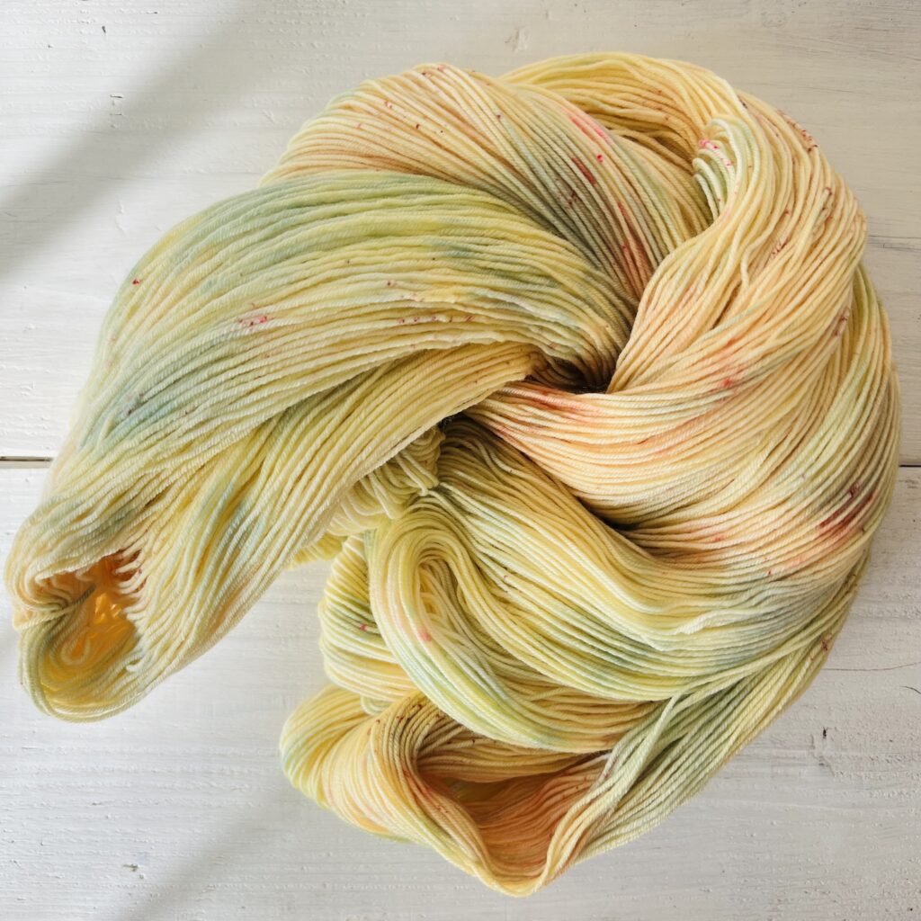 イエローやライトグリーングラデーションの手染め毛糸のカセをほどいた色の入り方