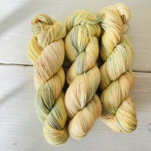 ミモザカラーの手染め毛糸のカセ全体